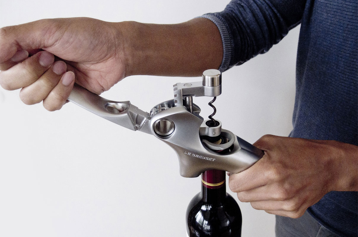 Are you looking for how to use a screwpull wine opener?